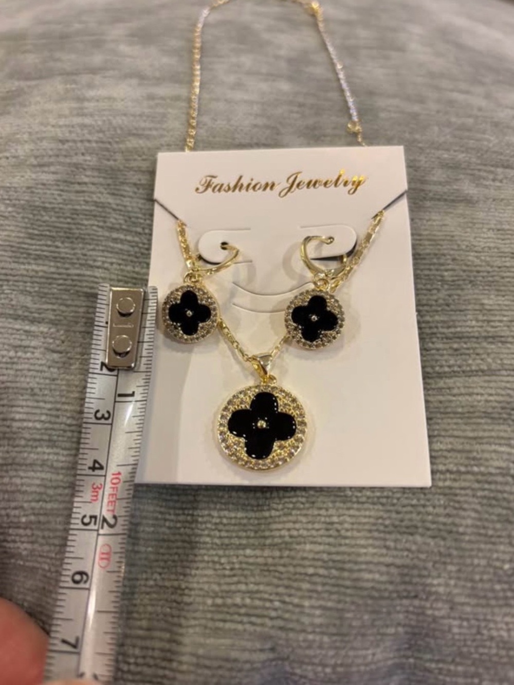 Fashion Jewelry Gold and Black Floral Pendant Necklace with Matching Earrings